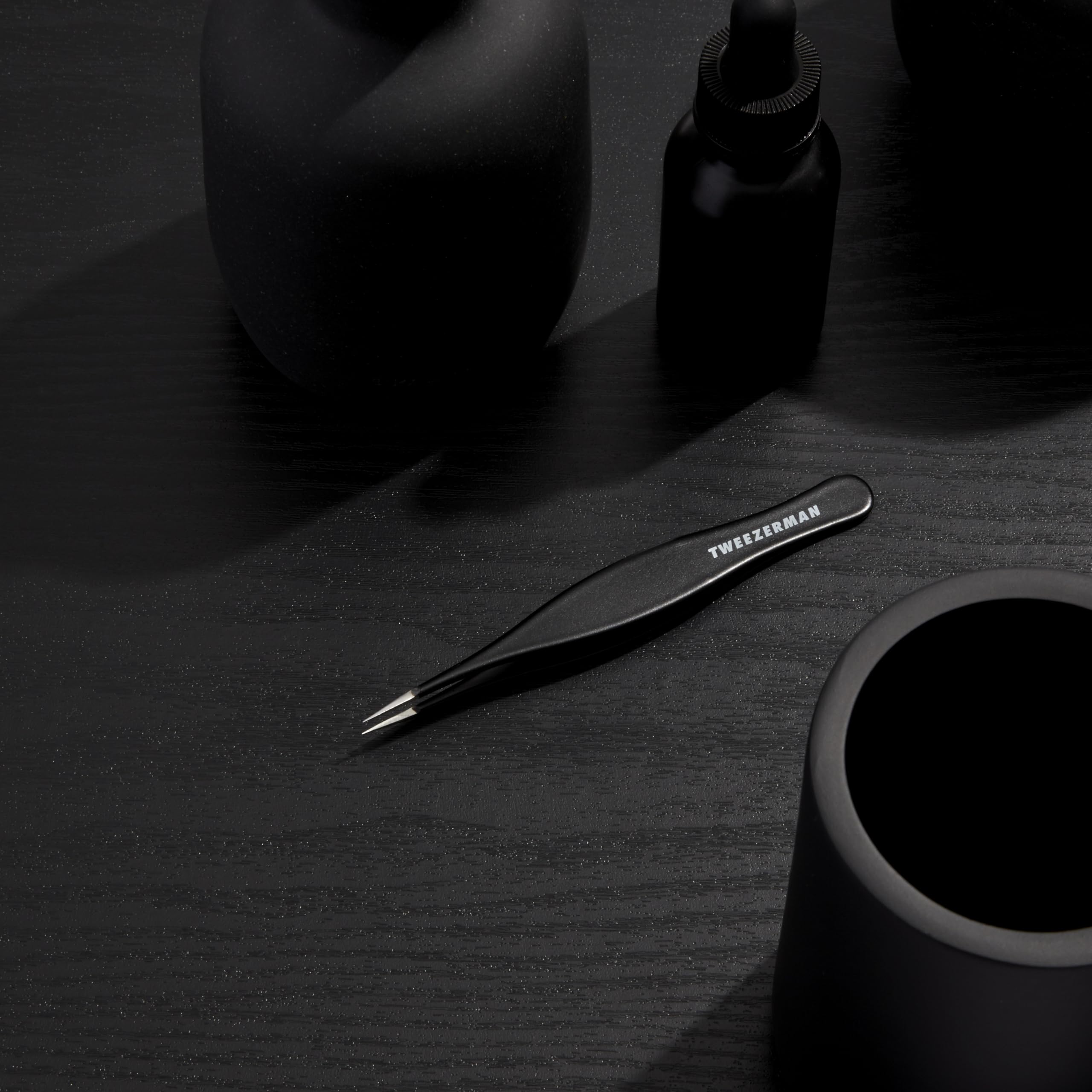 Tweezerman G.E.A.R. SplinterTweezer ergonomic grip supports controlled grooming tasks.