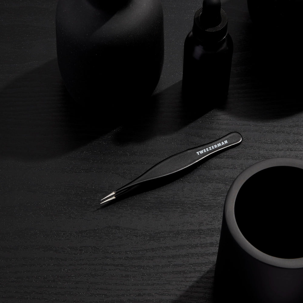 Tweezerman G.E.A.R. SplinterTweezer ergonomic grip supports controlled grooming tasks.