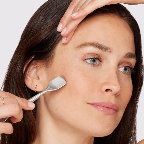 Tweezerman Pore Prep Tool forehead-chin use demonstrates larger end for bigger areas.