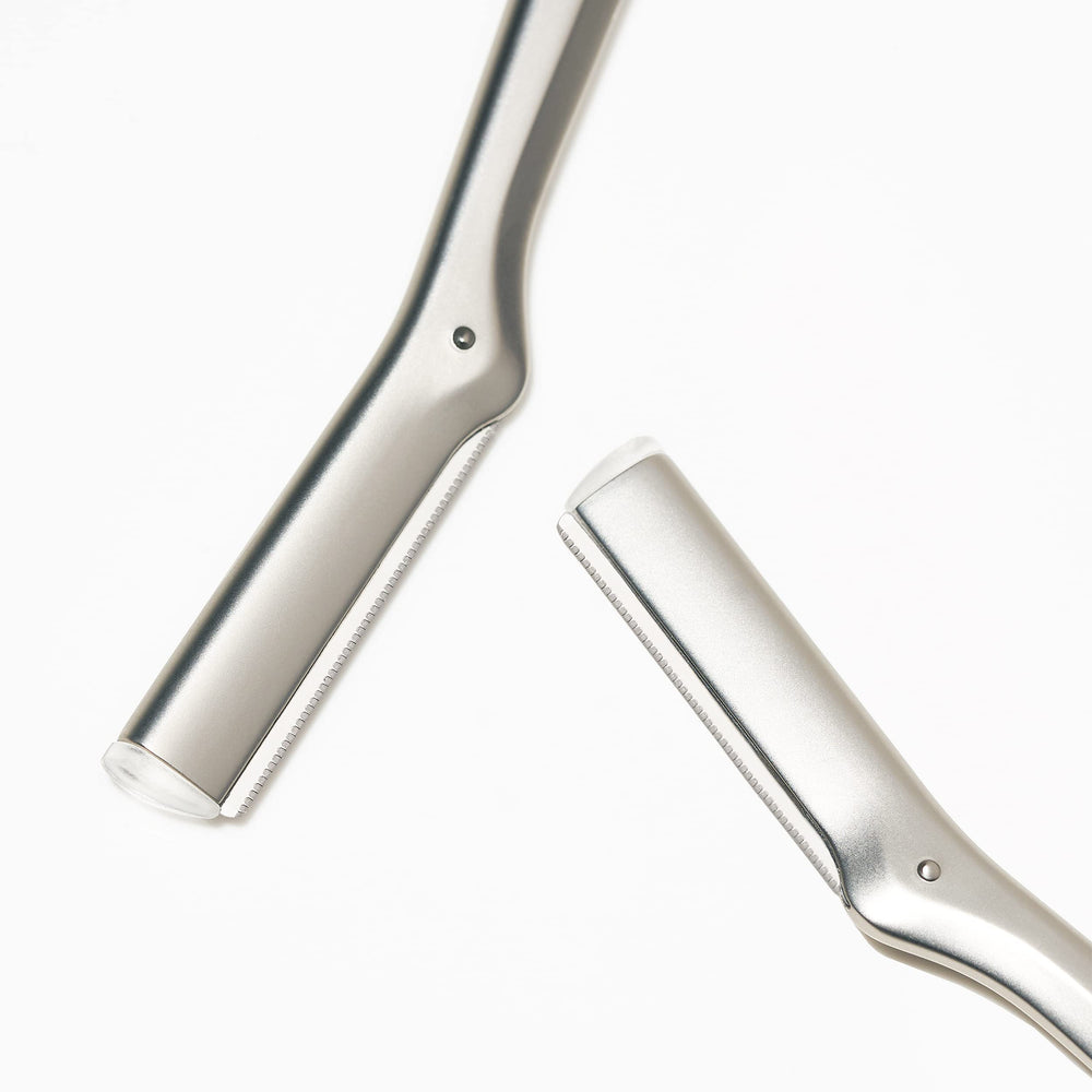 Tweezerman razor handle grip for stable, comfortable use.