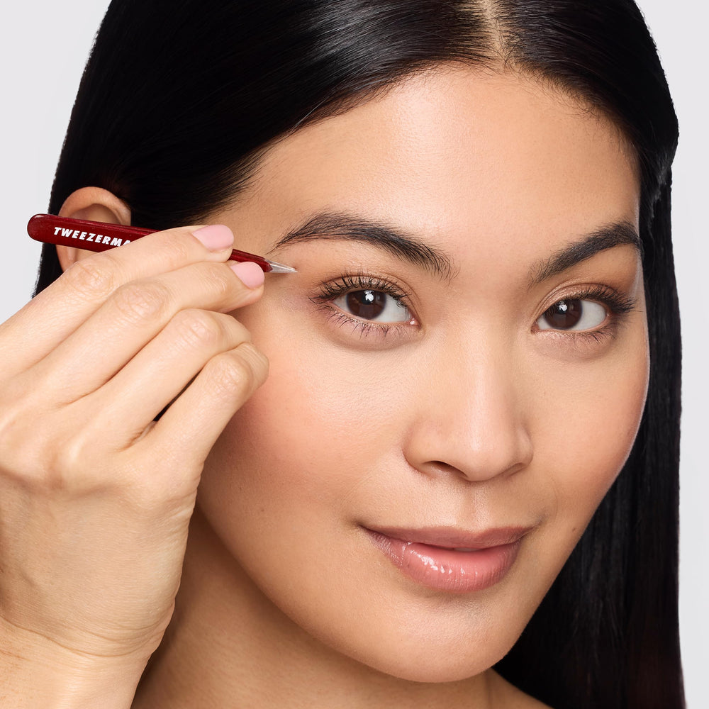 Tweezerman Vintage Rose tips aligned, perfectly closed for safe hair removal