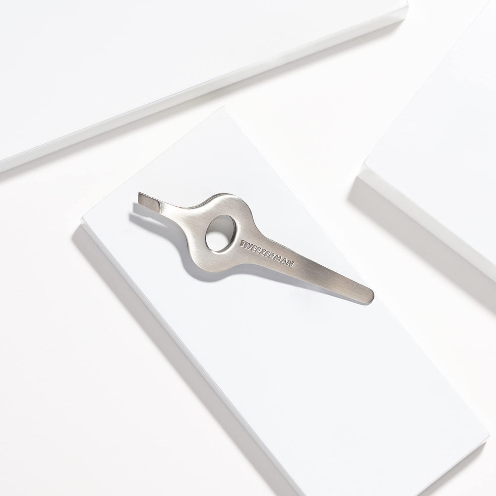 Tweezerman Wide Grip Slant Tweezer stainless-steel build ensures durability and easy cleaning.