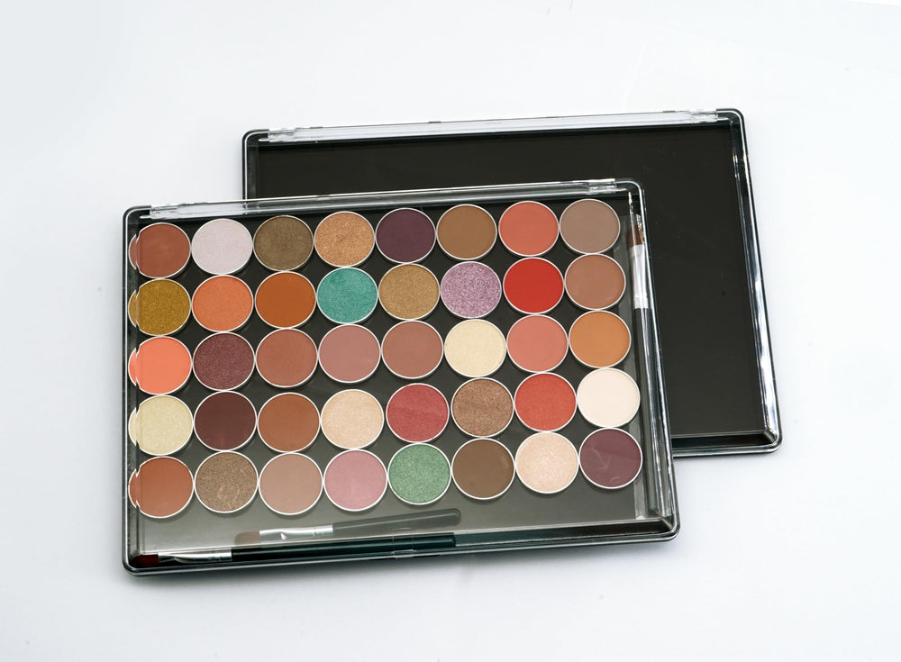 UDTIP travel-friendly palette keeps makeup organized for trips