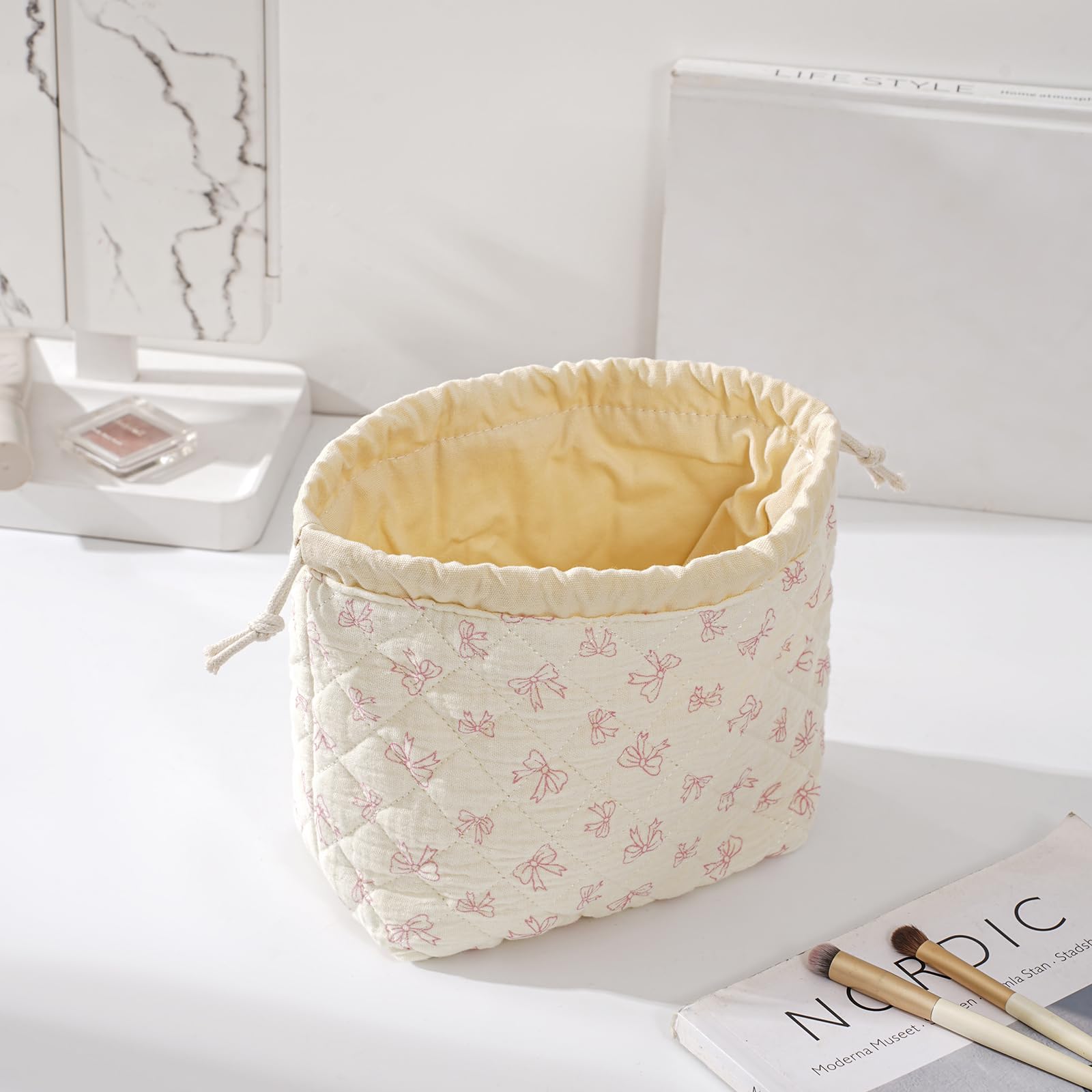 uekeboag cotton quilted drawstring makeup bag side profile is light and portable.