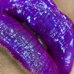 UNICORN SNOT lip paint doe-foot applicator demonstrates precise, easy-on application for vibrant color.