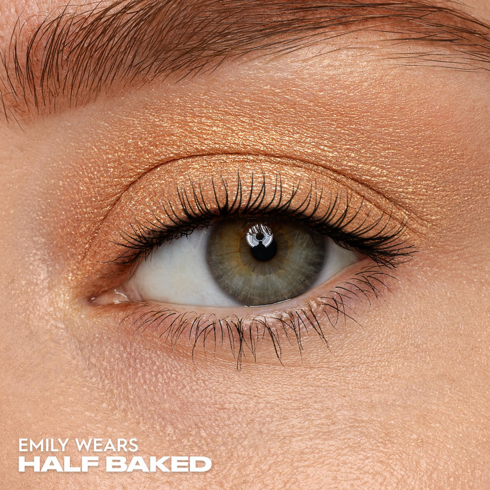 Urban Decay 24/7 Eyeshadow Single velvety texture close up for seamless blending