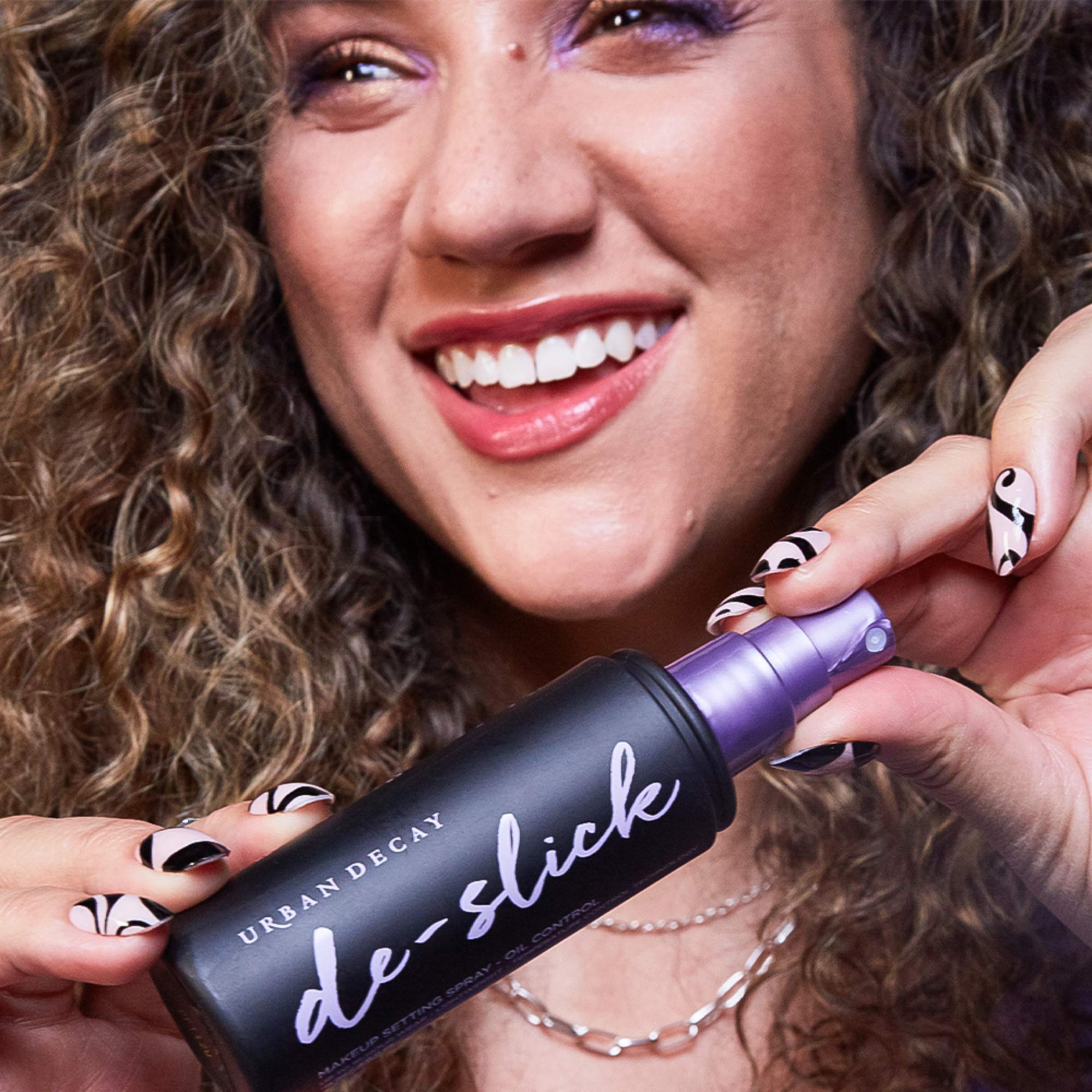 Urban Decay De-Slick pro-tip wet brush demonstrates intensified eyeshadow color.