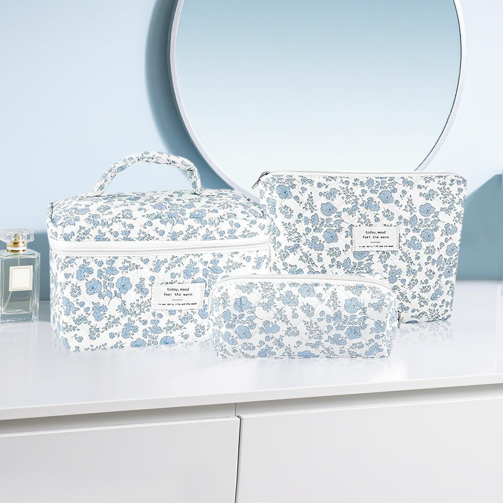 URSKYTOUS small cosmetic pouch for portable everyday organization.
