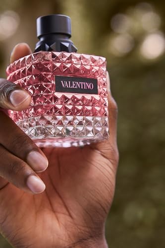 Valentino Donna Born in Roma bottle top — luxe cap detail for evening transitions.