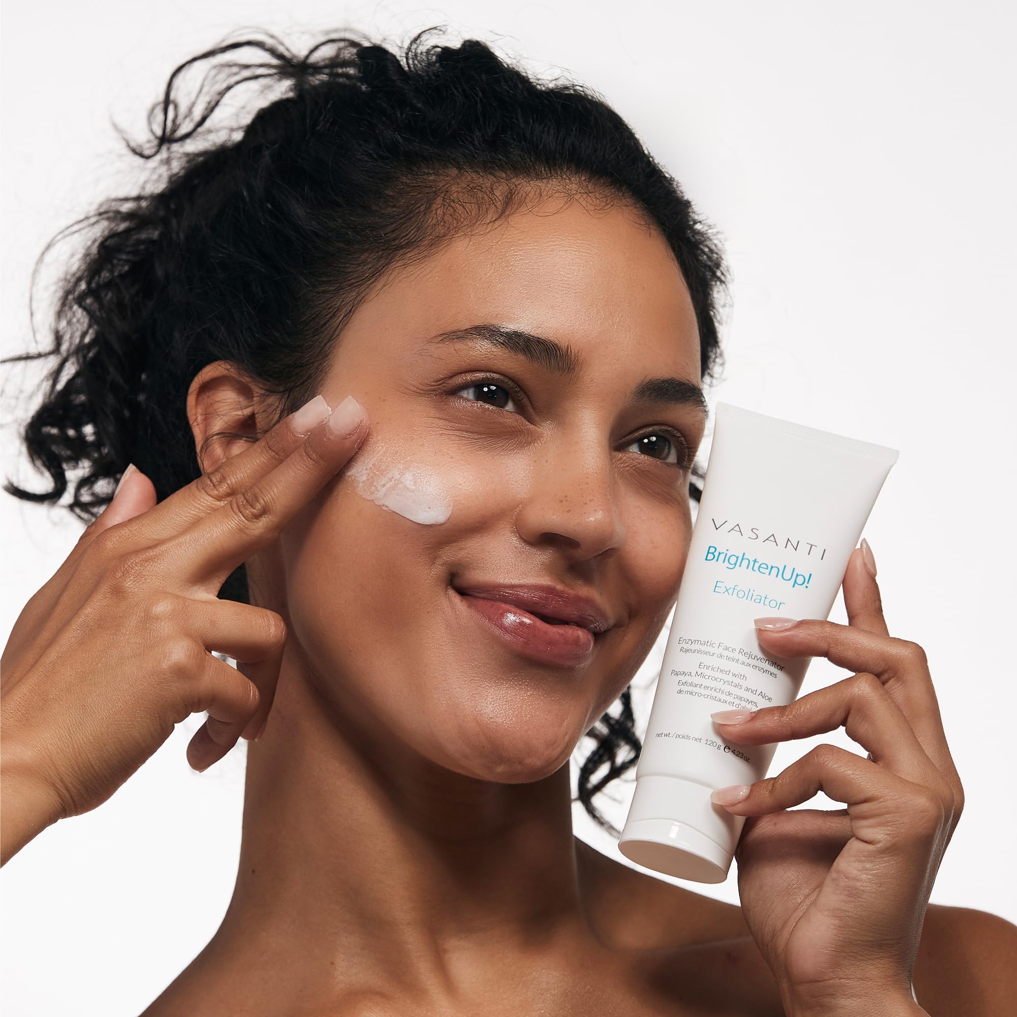 VASANTI Exfoliating Face Wash ingredients closeup highlights Aloe Vera soothing properties.