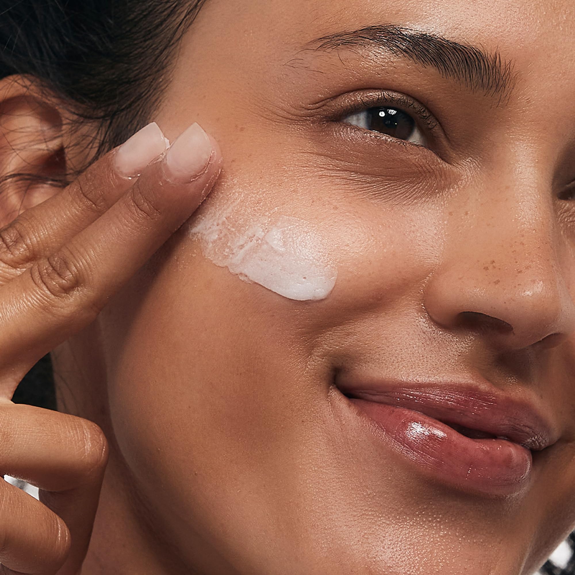 VASANTI Exfoliating Face Wash texture dots emphasize microcrystals for gentle cleansing.