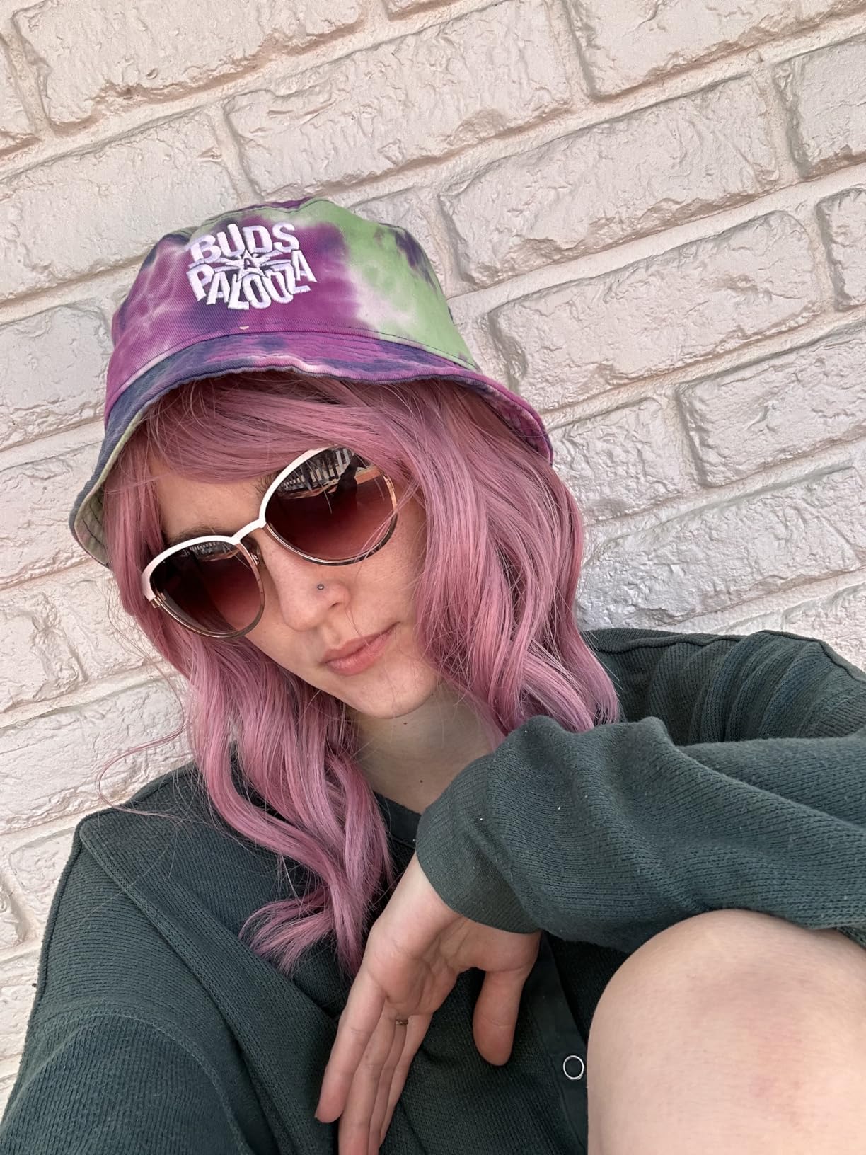 VCKOVCKO pastel wavy wig hairline closeup shows durable synthetic fiber and natural blend.