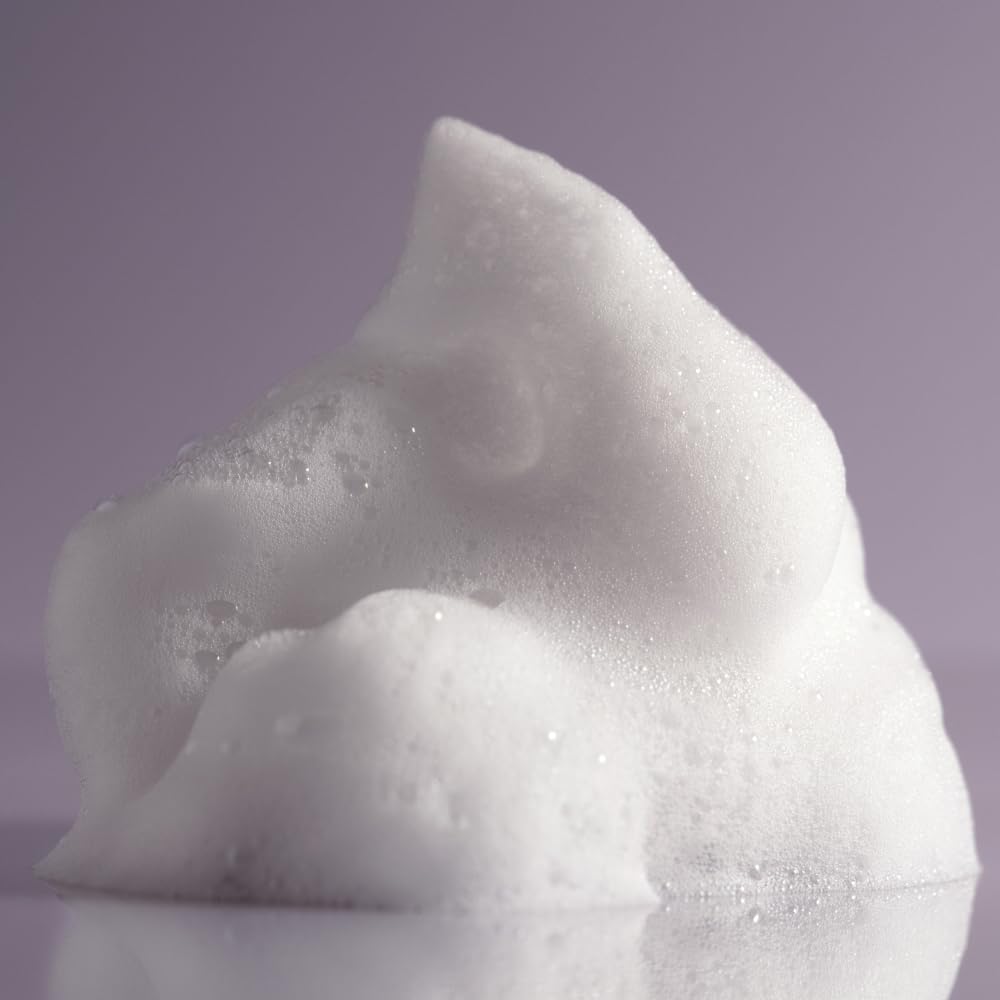 VEGAMOUR UPLIFT humid-weather look demonstrates humidity resistance for frizz-free results.