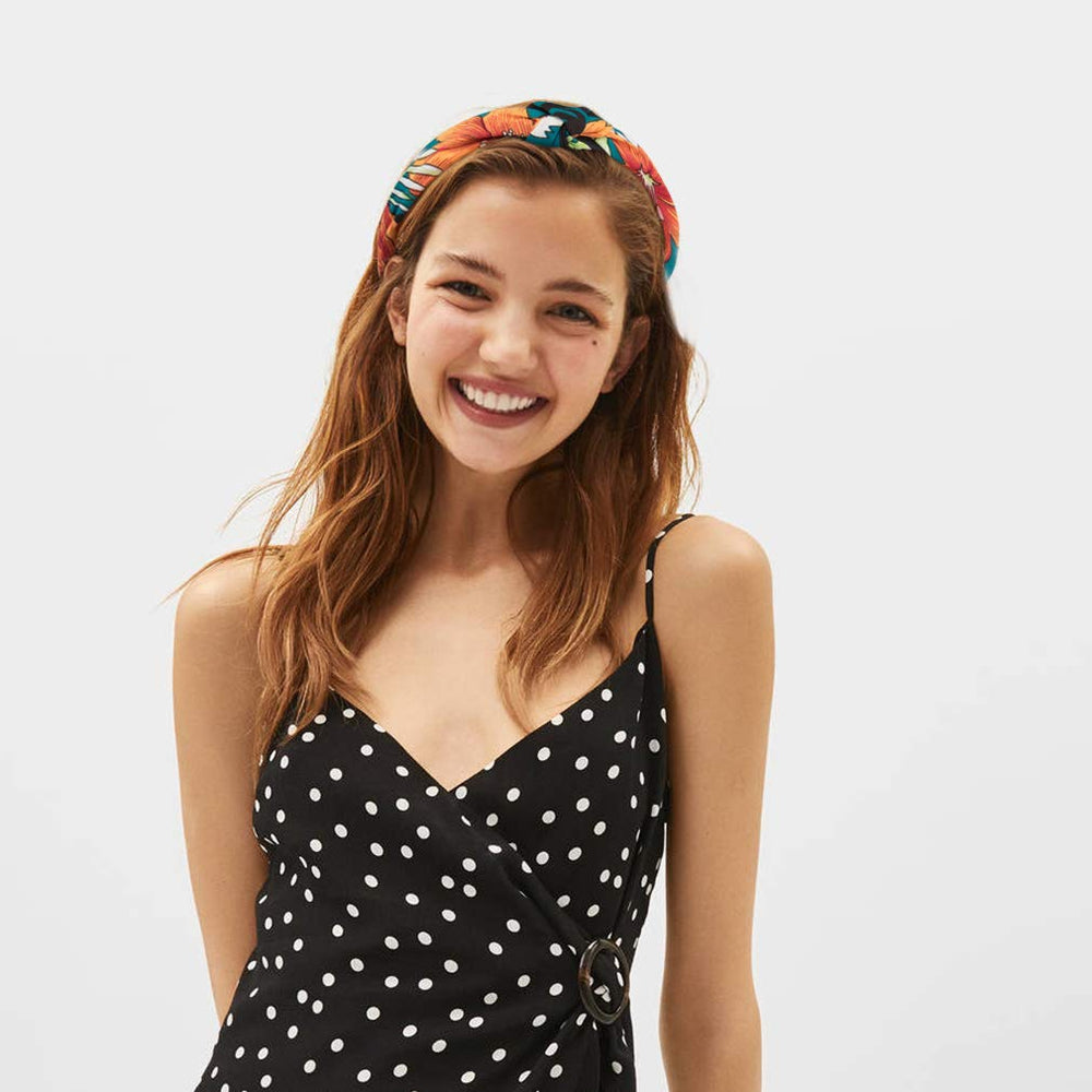 VELSCRUN stripe-pattern headband highlights modern casual outfits.