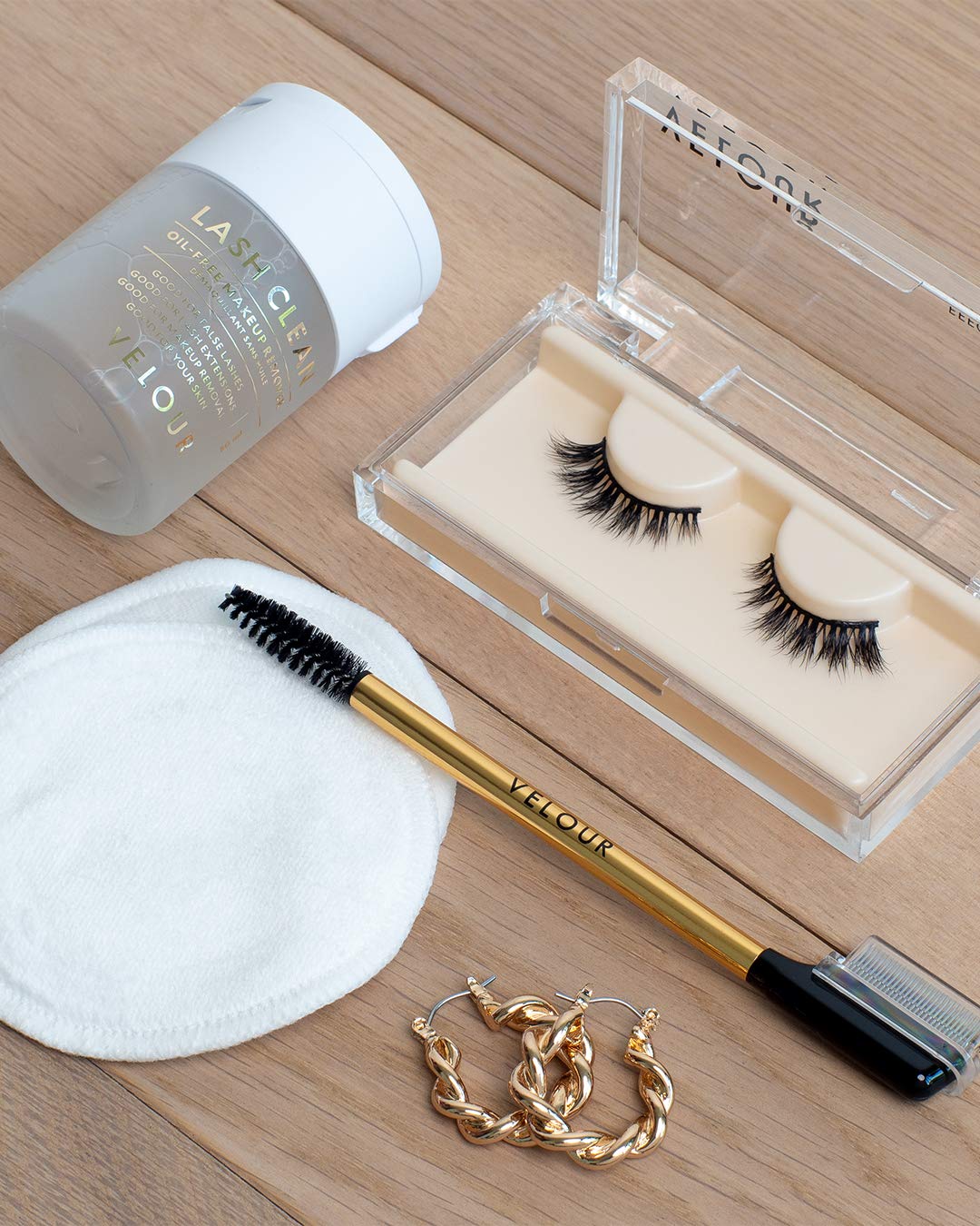 Velour Too Clean Lash Wand stainless-steel body ensures durable, luxe-looking lash care tool.
