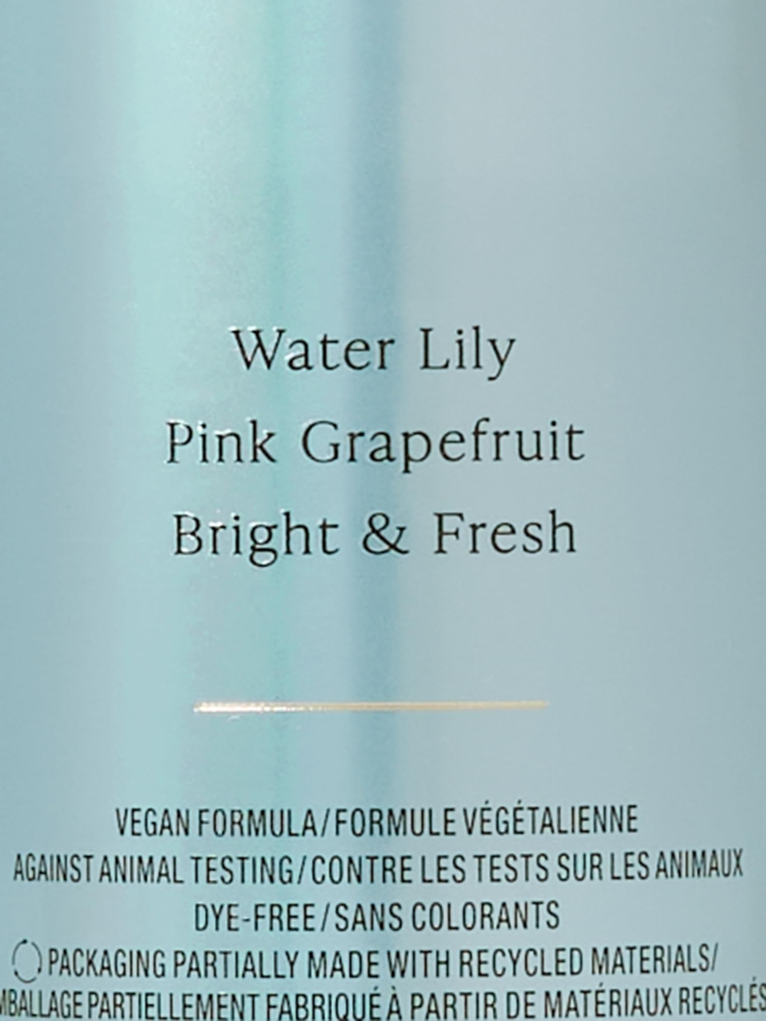 Victoria's Secret Aqua Kiss close-up highlights daisies and cool-water notes for bright freshness.