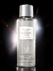 Victoria's Secret Bruma Perfumada sostenida en la mano, aroma para salir.
