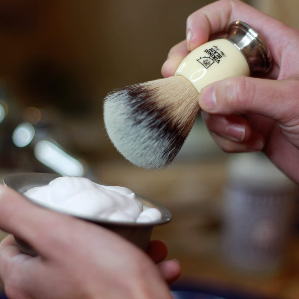 Vikings Blade White Knight fast-lather demo showcases quick, rich foam.