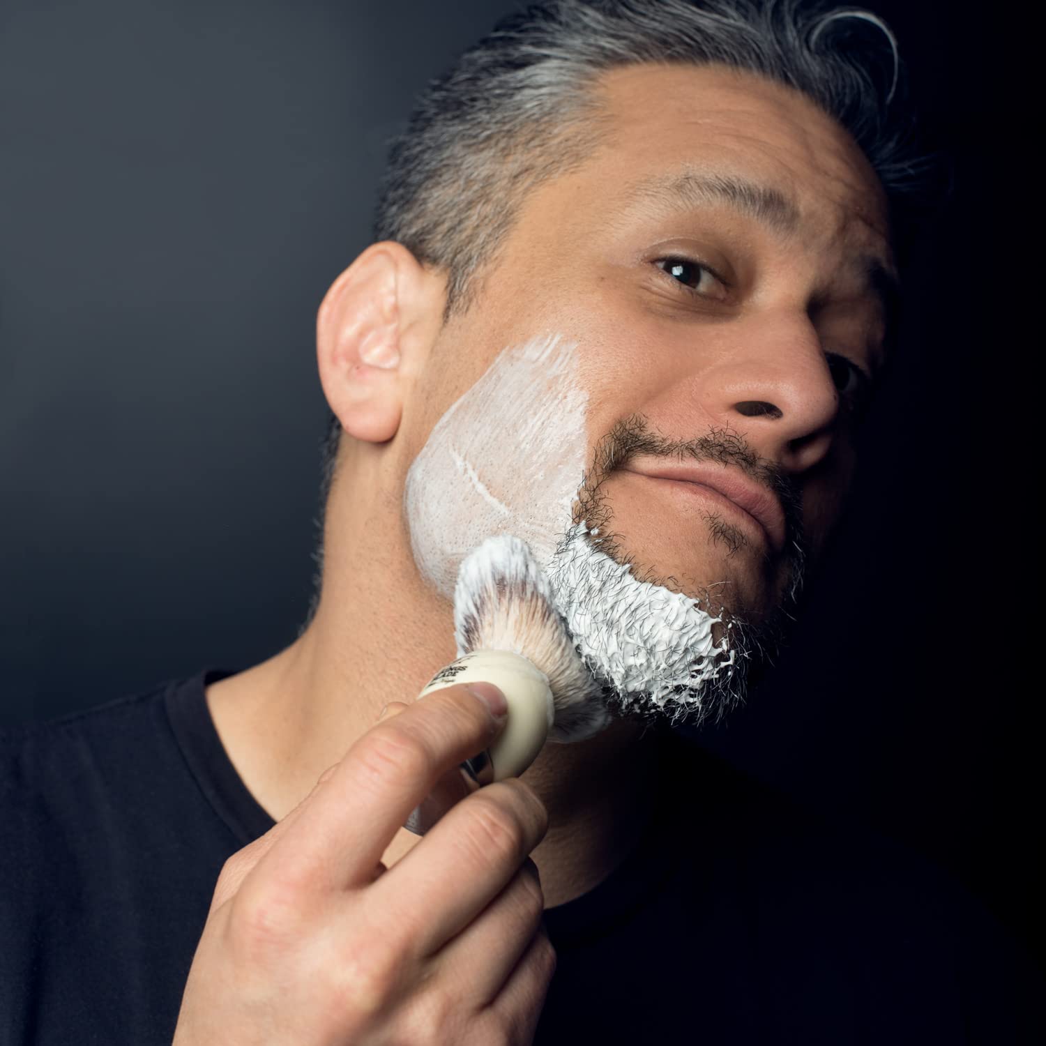 Vikings Blade White Knight skin-friendly plush brush delivers smooth exfoliation.
