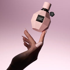 Viktor&Rolf Flowerbomb Extreme vanilla-note close-up hints warm sweetness for evening wear.