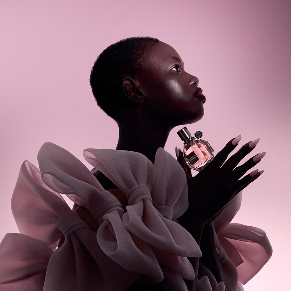 Viktor&Rolf Flowerbomb lifestyle shot demonstrates daily-to-special-occasion use.
