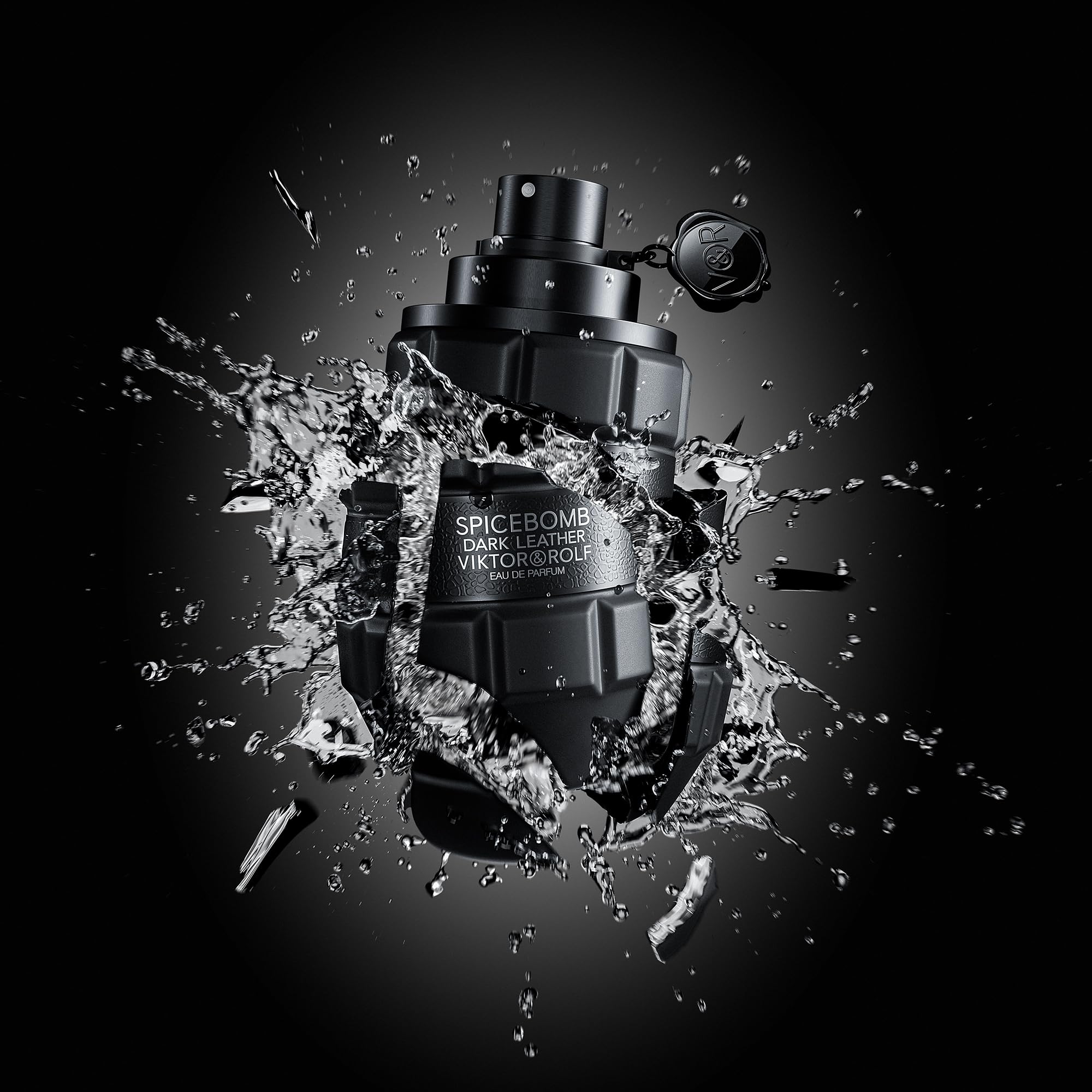 Viktor&Rolf Spicebomb Dark Leather dramatic ambient shot evokes smoky leather mood and sophistication.