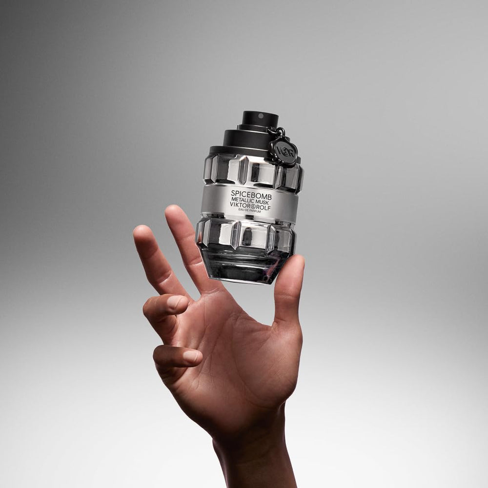 Viktor&Rolf Spicebomb Metallic Musk on skin offers lasting presence