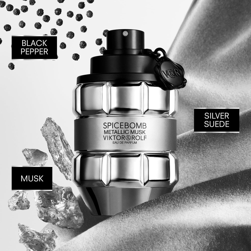 Viktor&Rolf Spicebomb Metallic Musk spray action for quick fragrance boost
