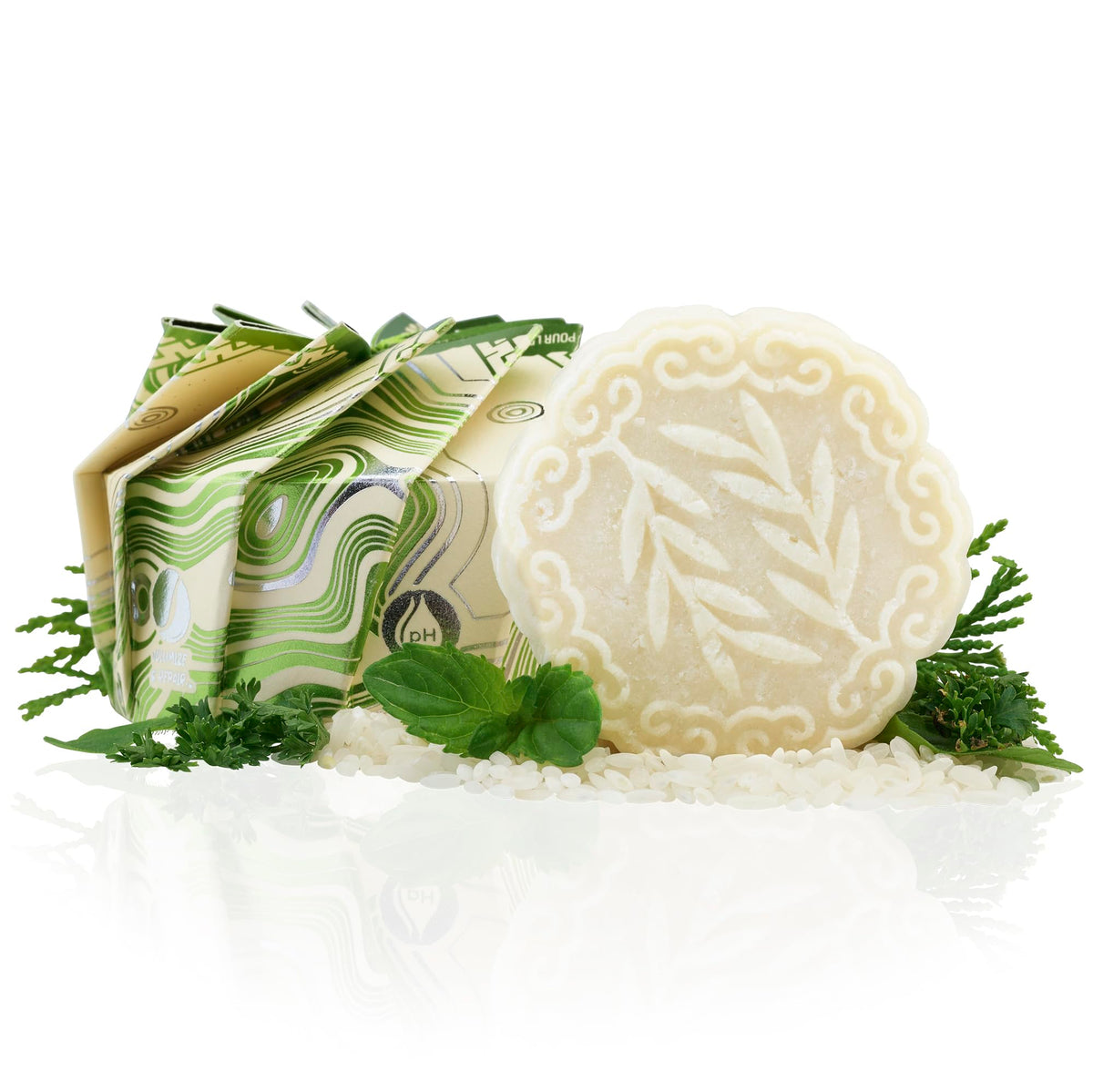 Viori Tea Tree Mint Shampoo Bar bottle pour for refreshing cleanse
