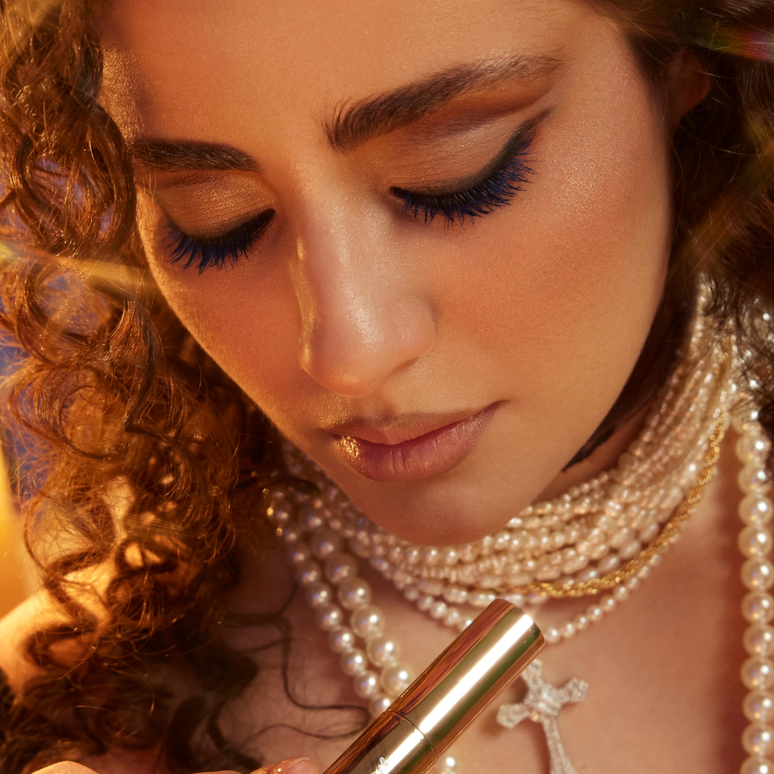 Vivienne Sabó Cabaret Premiere Blue Mascara tube and cap reflect compact travel-friendly luxury.
