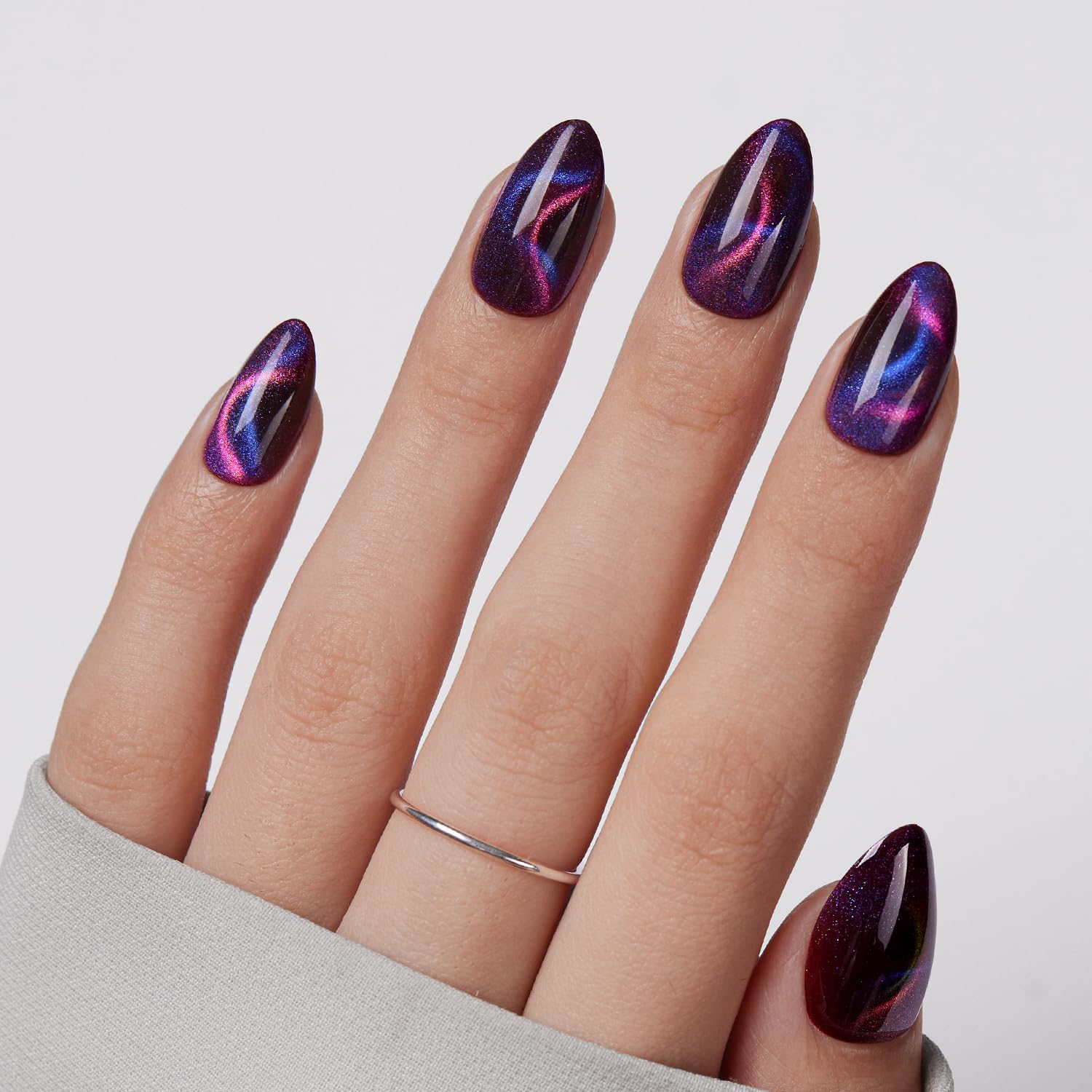 VSALON Includes glue and cuticle oil for easy application and nail care