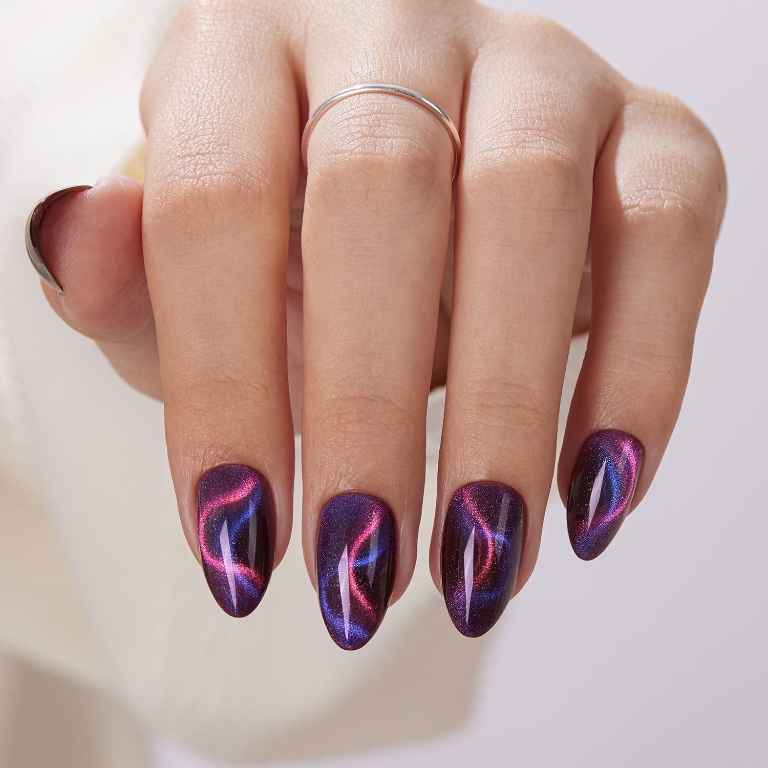 VSALON Reusable press-on nails withstand daily wear and easy removal