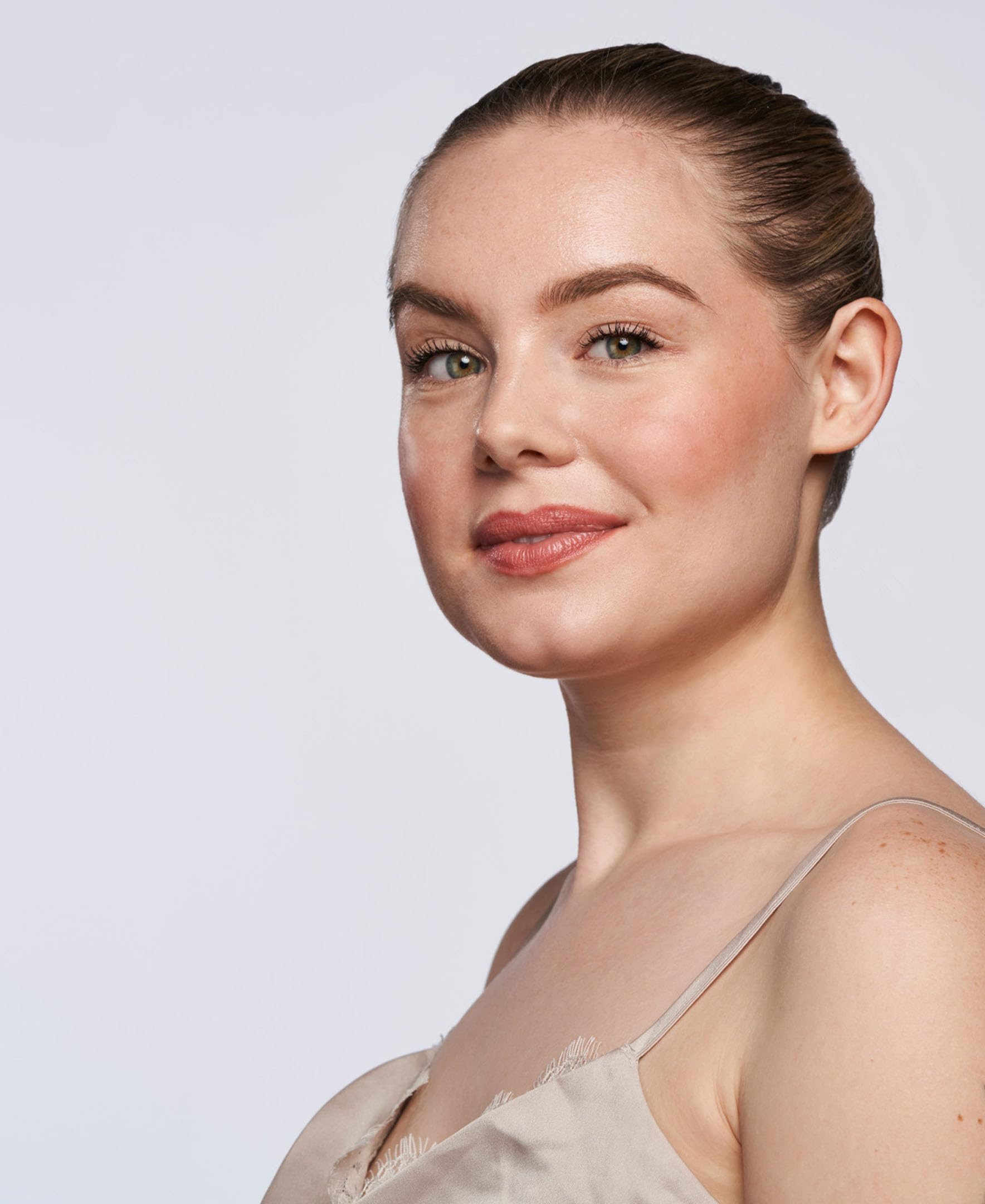 Wander Beauty On-the-Glow illuminator end adds universal glow to eyes, face, and body.
