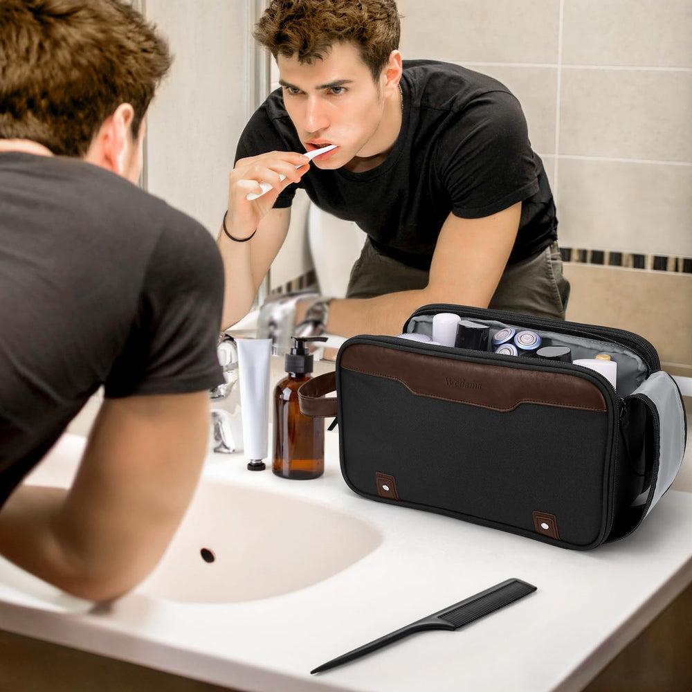 Wedama inner mesh pockets help organize toiletries and accessories on the go.