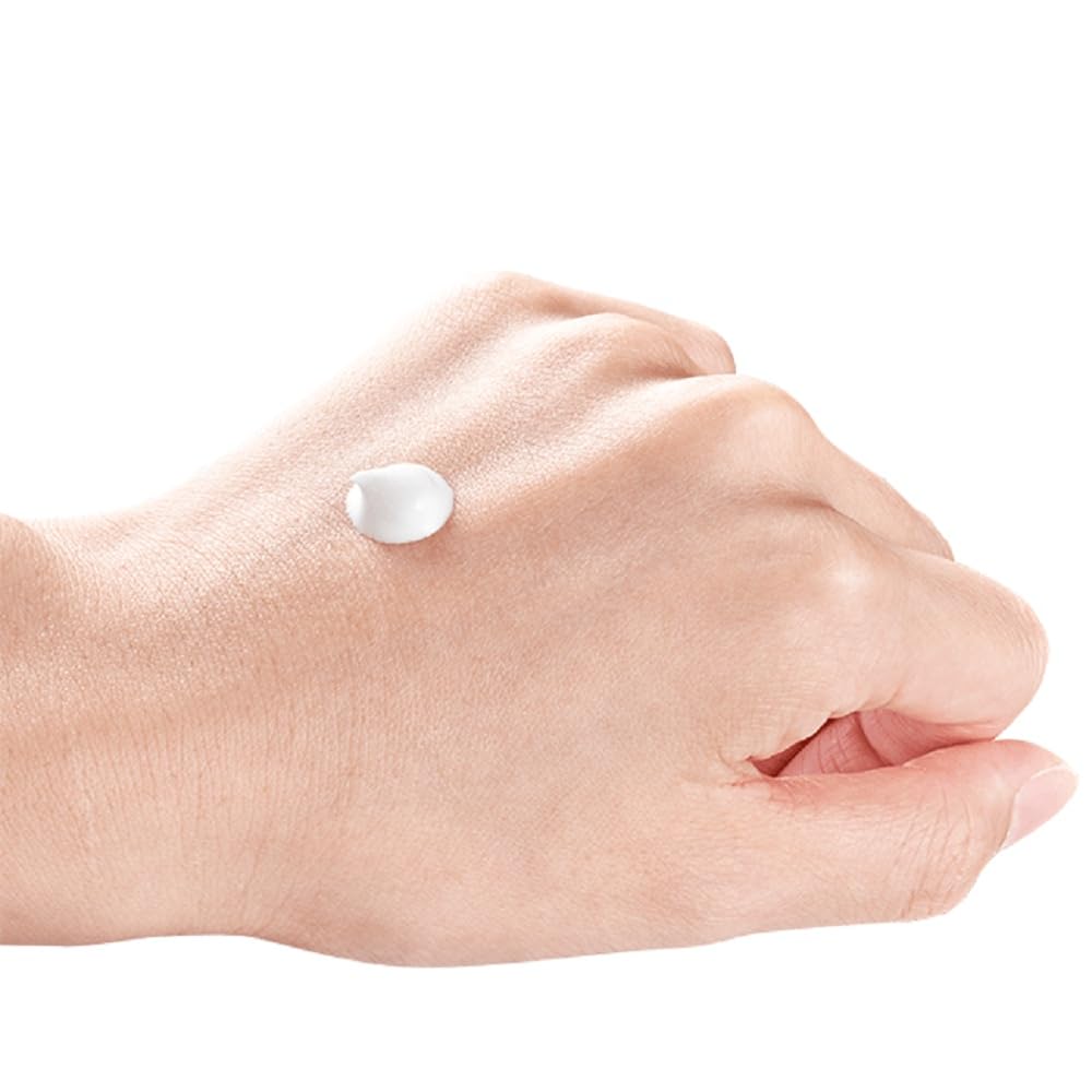 Weleda Sensitive Care Face Cream almond oil close-up—lipid-friendly ingredients for tender skin.