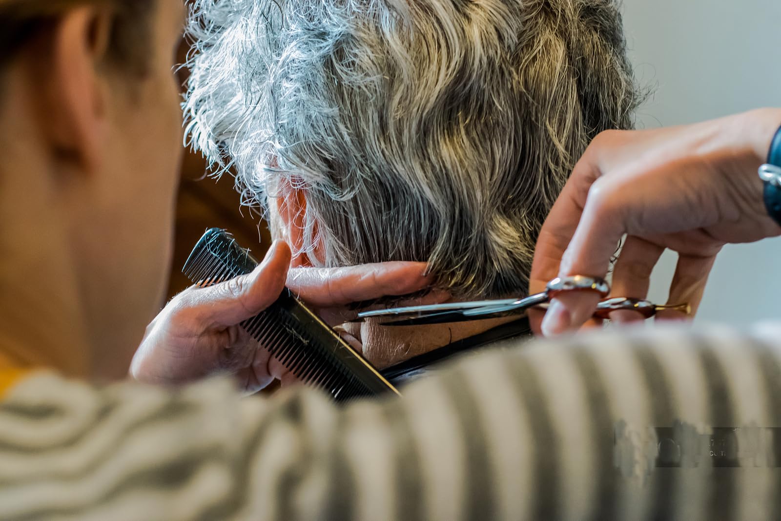 Wenshall golden razor included supports clean detailing and precise edge finishing.