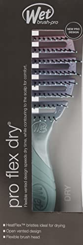 Wet Brush Pro Flex Milenial Ombre en la mano para desenredos suaves y rápidos.