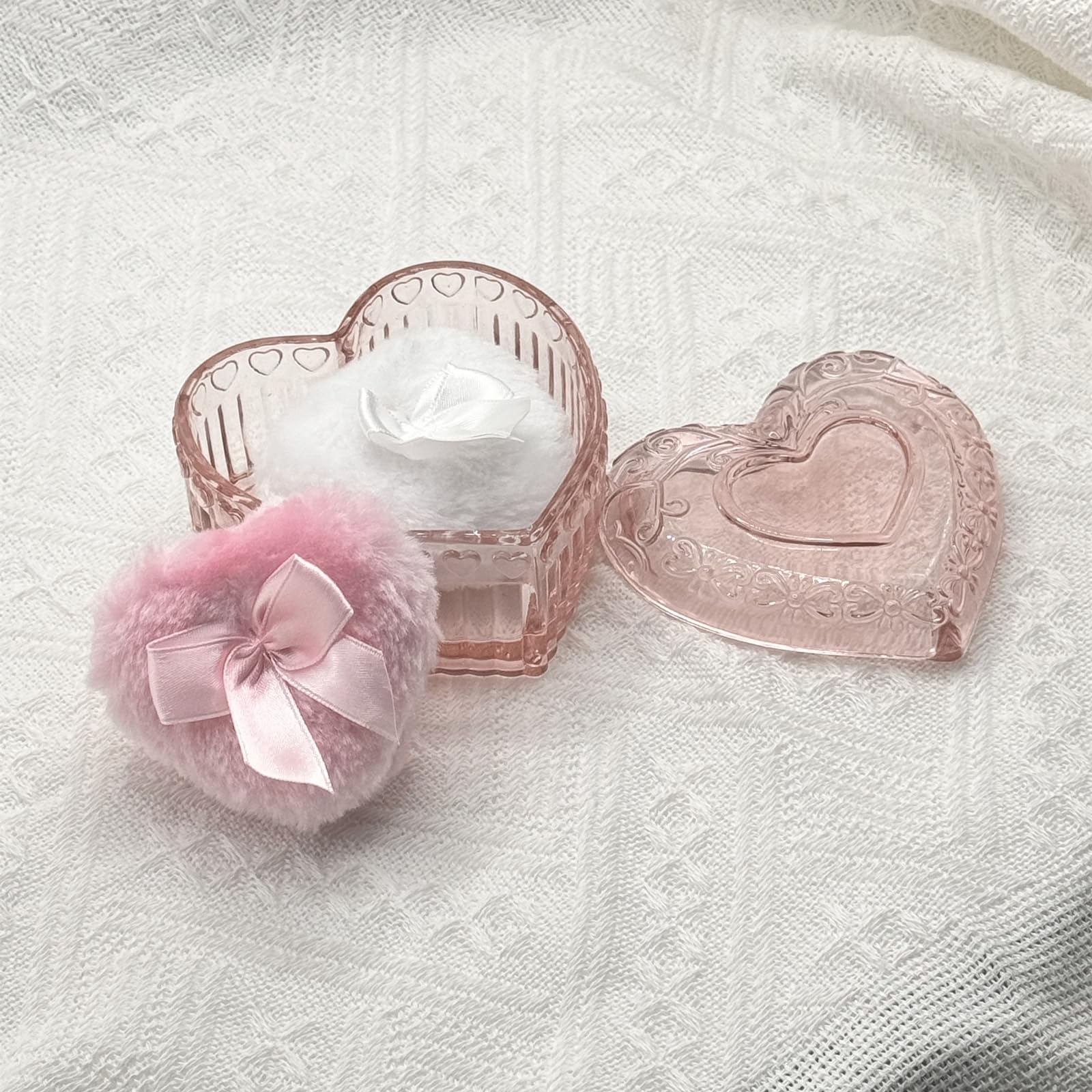 WHSLILR gift-ready powder puff case makes a thoughtful present.