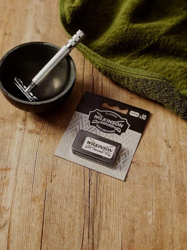 Wilkinson Sword Classic DE razorblades razor handle loaded demonstrates quick blade replacement