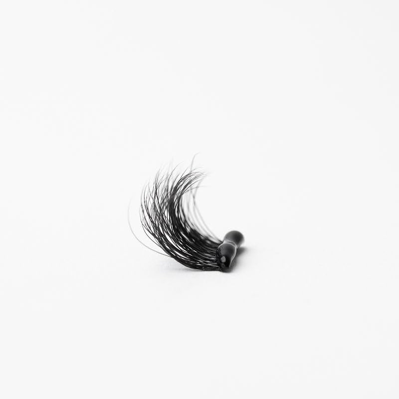 WINKCLIQUE eyelash adhesive on lash band demonstrates seamless mascara-like finish.
