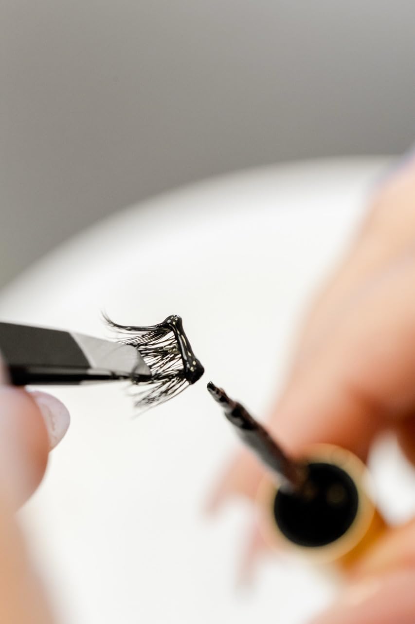WINKCLIQUE eyelash adhesive waterproof swatch highlights sweat- and water-resistance.