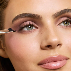 Woosh The Arc Brush eye crease definition with precise color placement