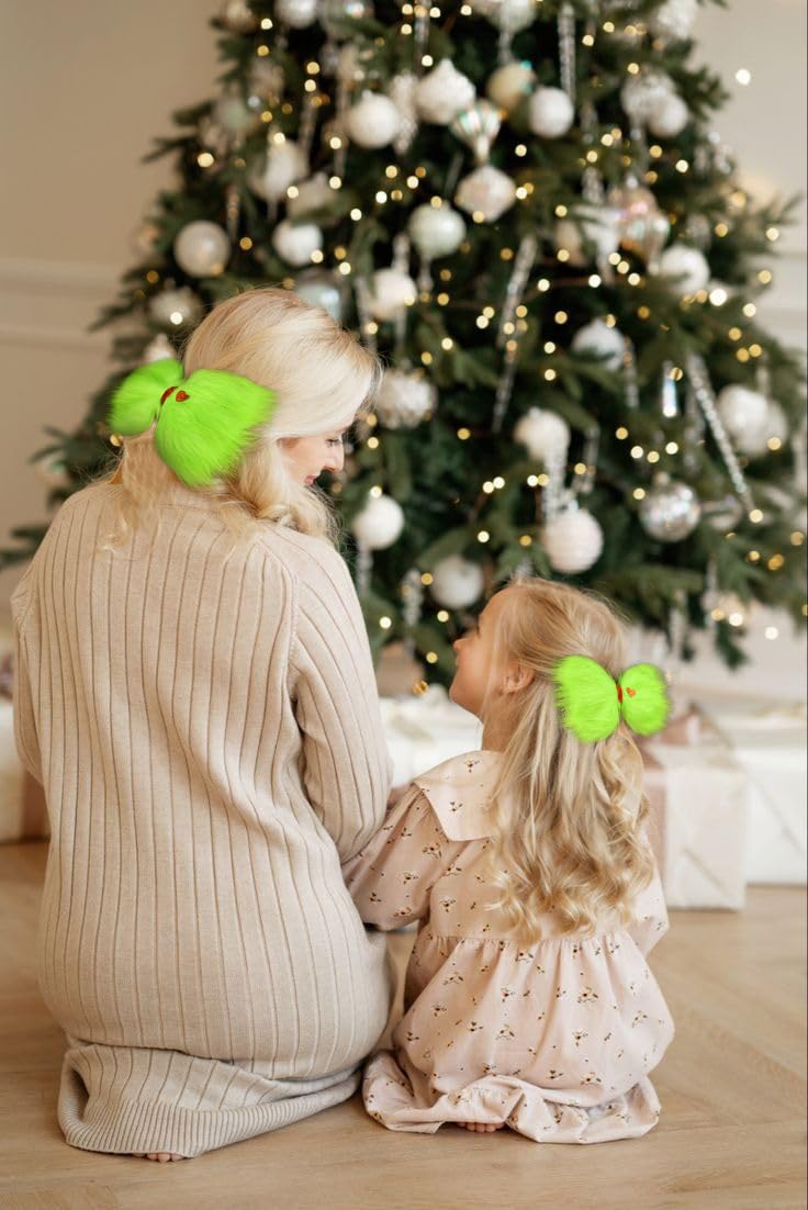 WOVOWOVO green bow with red heart delivers festive charm.