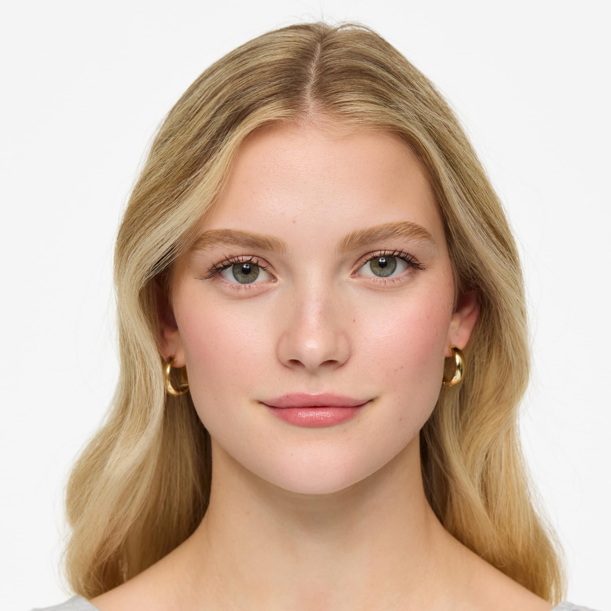 WUNDERBROW Eyebrow Gel Blonde spoolie in action for softening brows