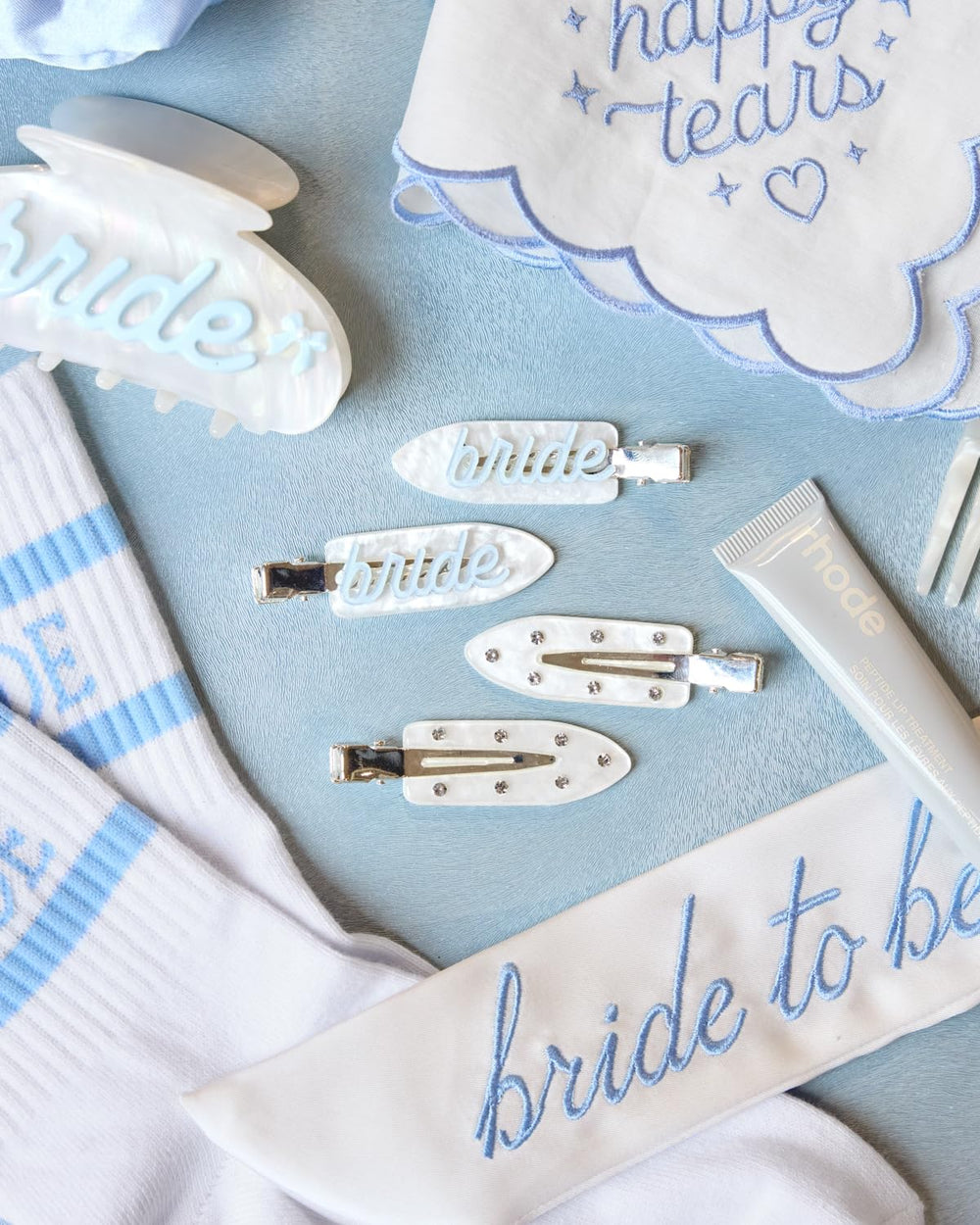 xo, Fetti Bride Beauty Clip with crease-free design keeps hair in place all day.