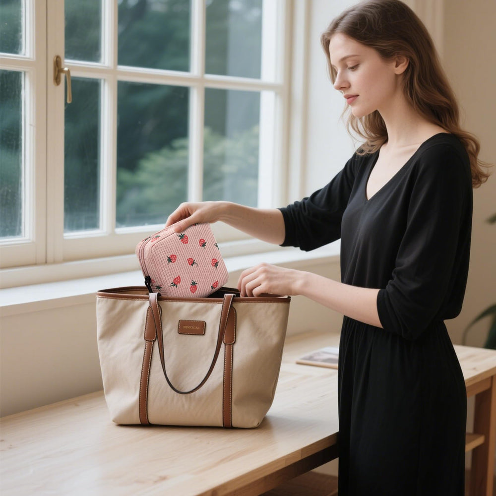 ZOEMTIU corduroy interior with two pockets for tidy storage.