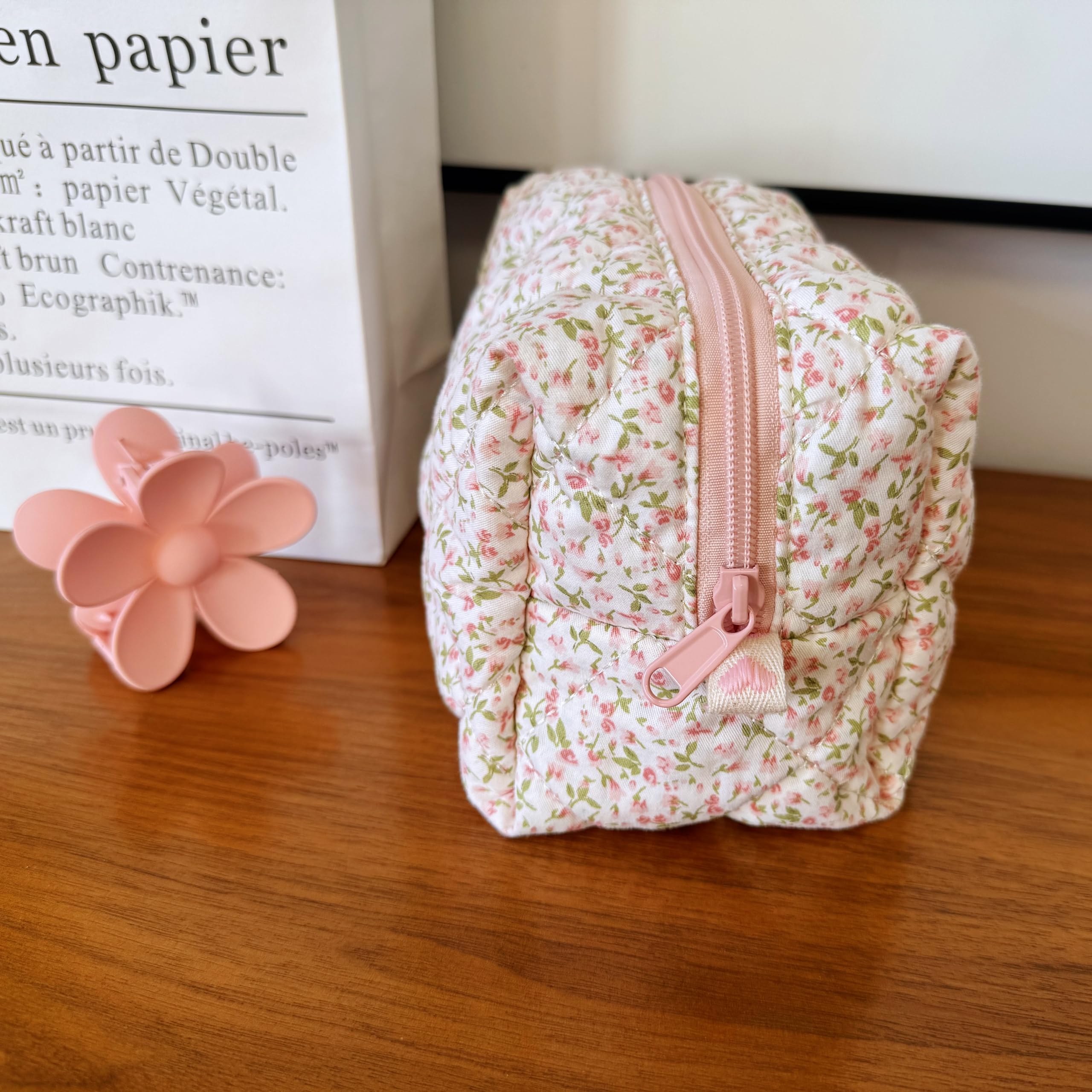 ZUNUONUO makeup bag with zipper closure ensures secure, quick-access storage.